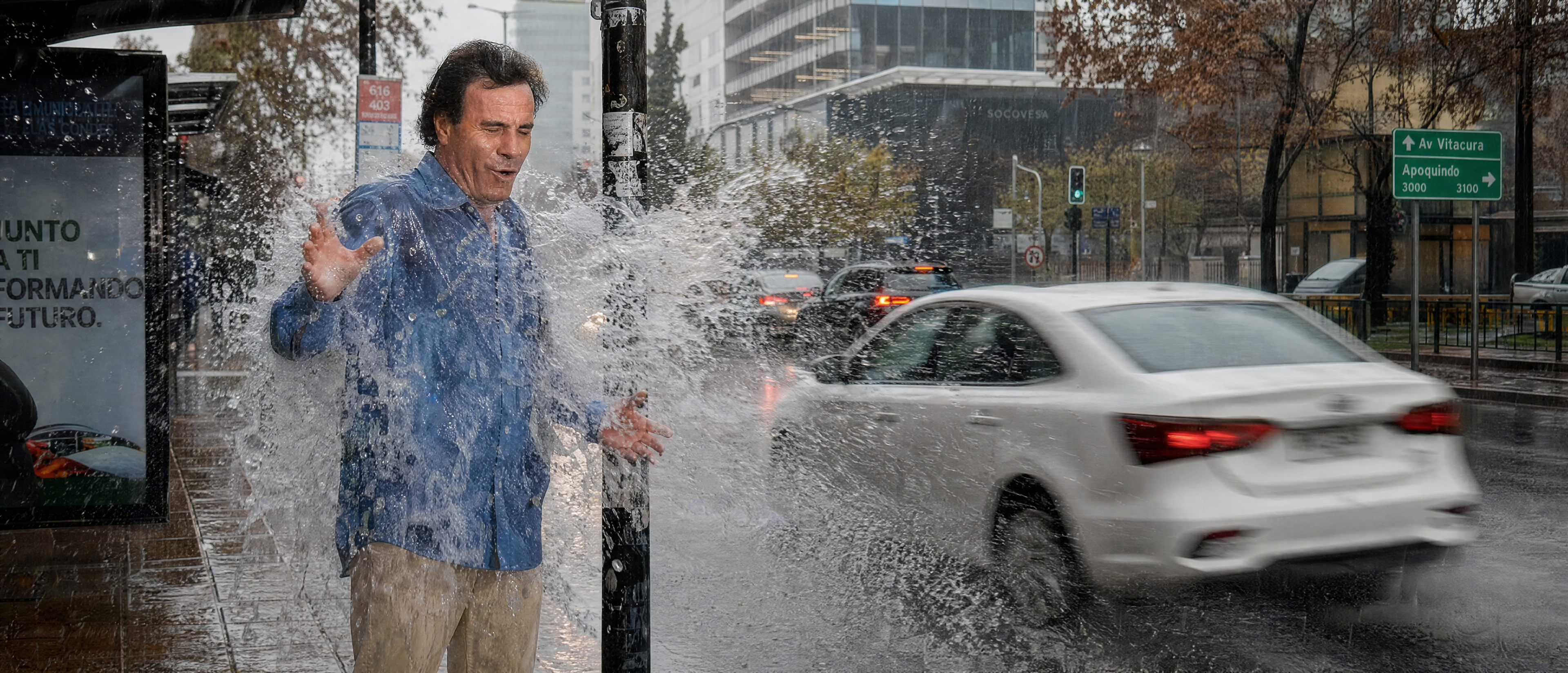 Julio esperando micro en un día de lluvia en Santiago