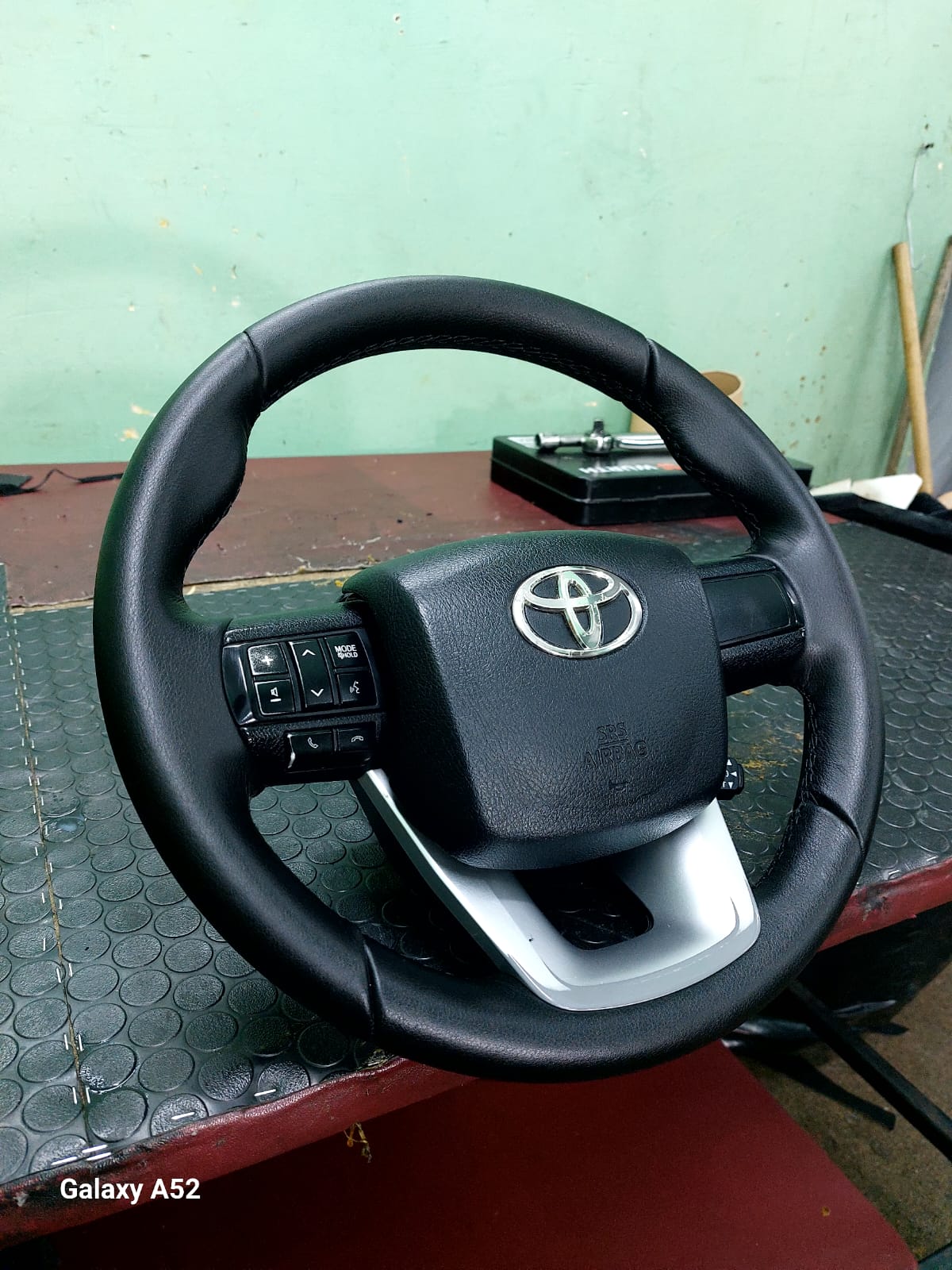 Tapicería volante en cuero natural