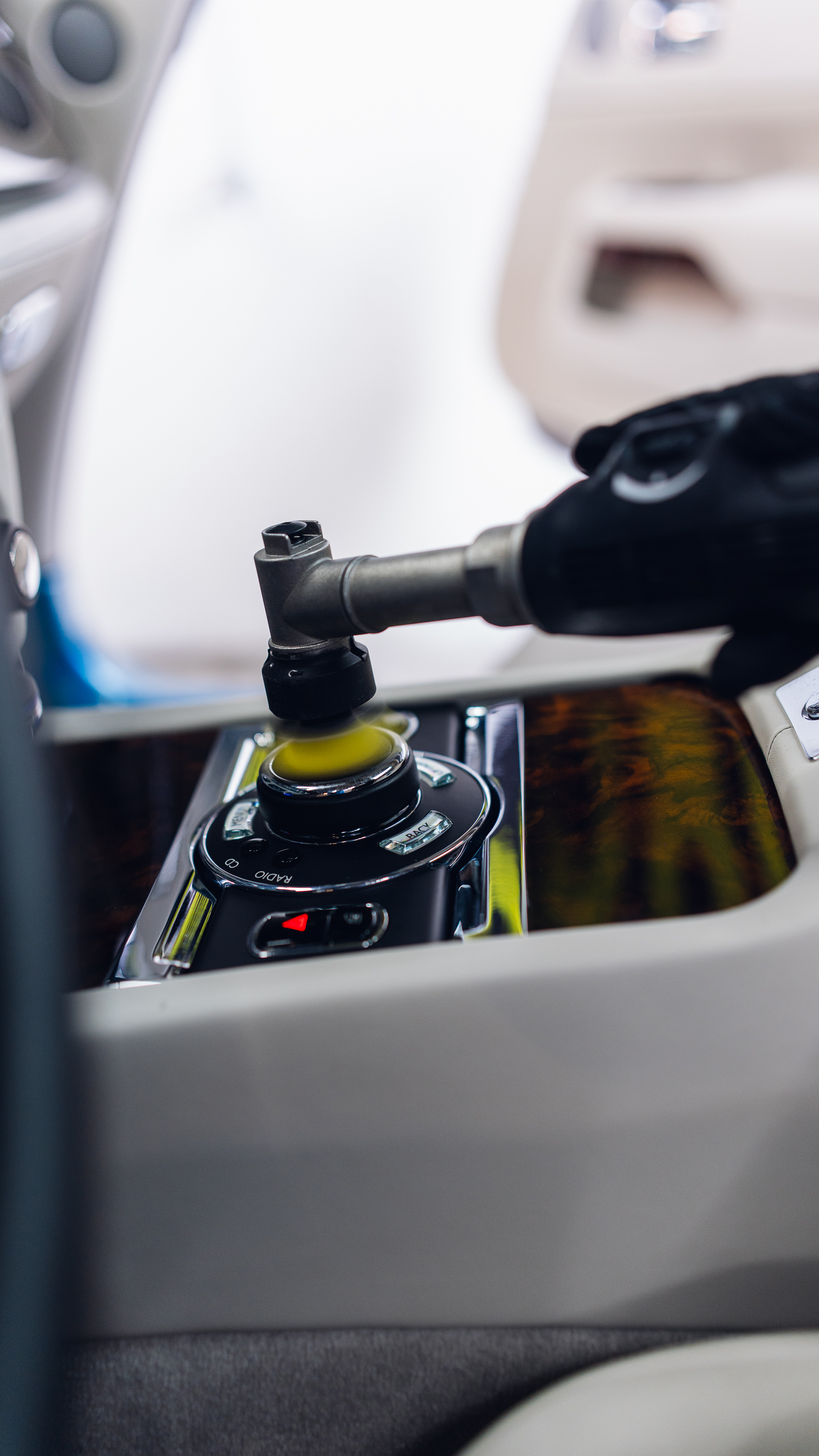 Corrección y brillo en pianos black interior Roll Royce wraith