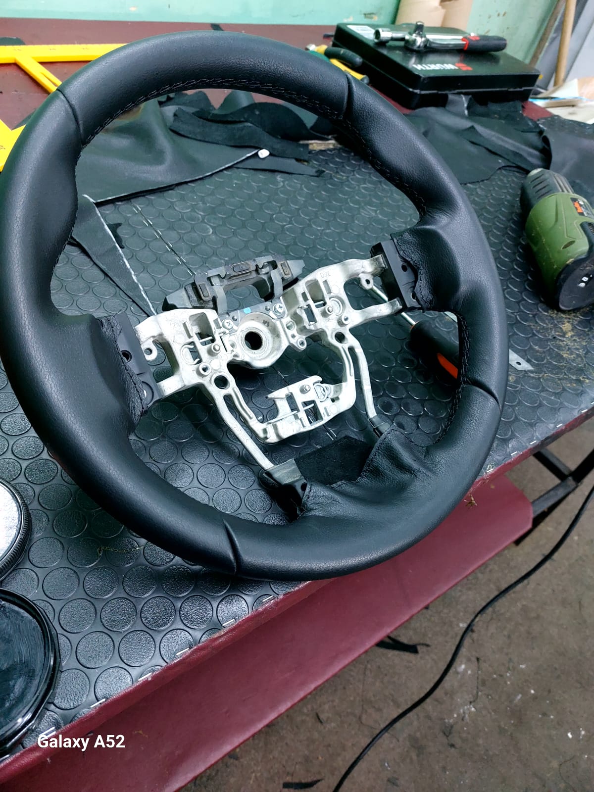 Tapicería volante en cuero natural