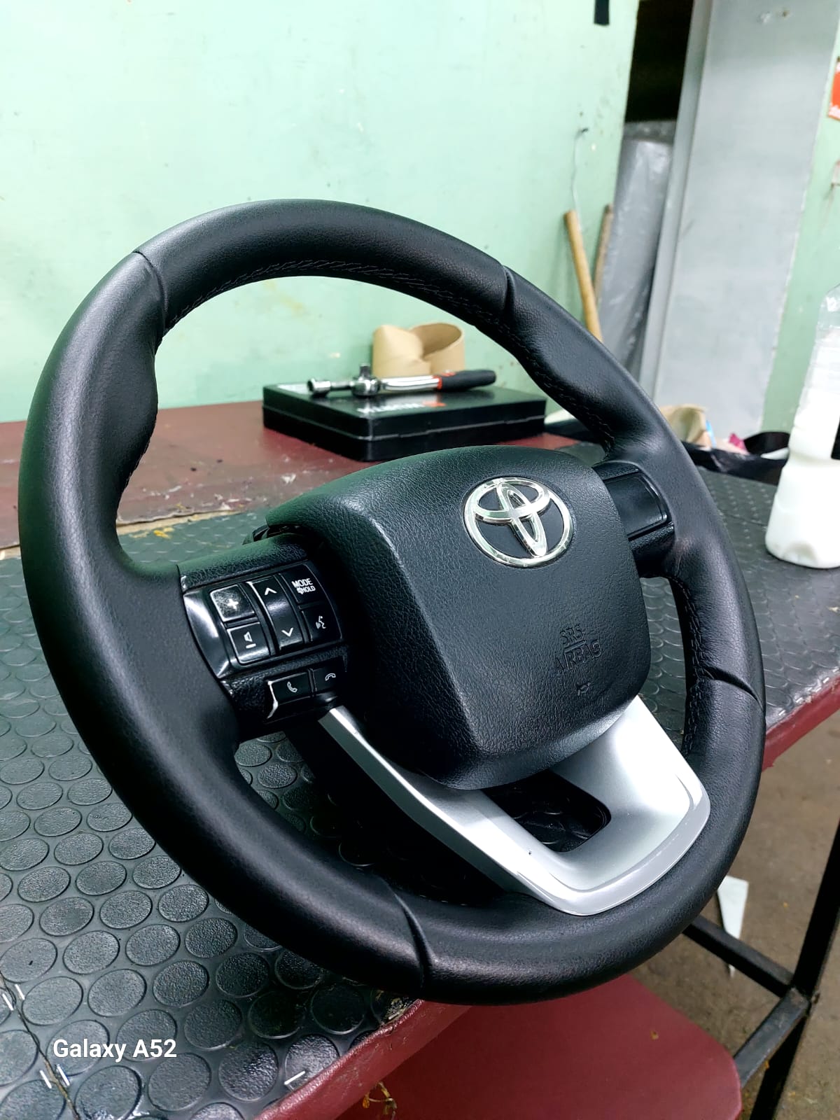 Tapicería volante en cuero natural