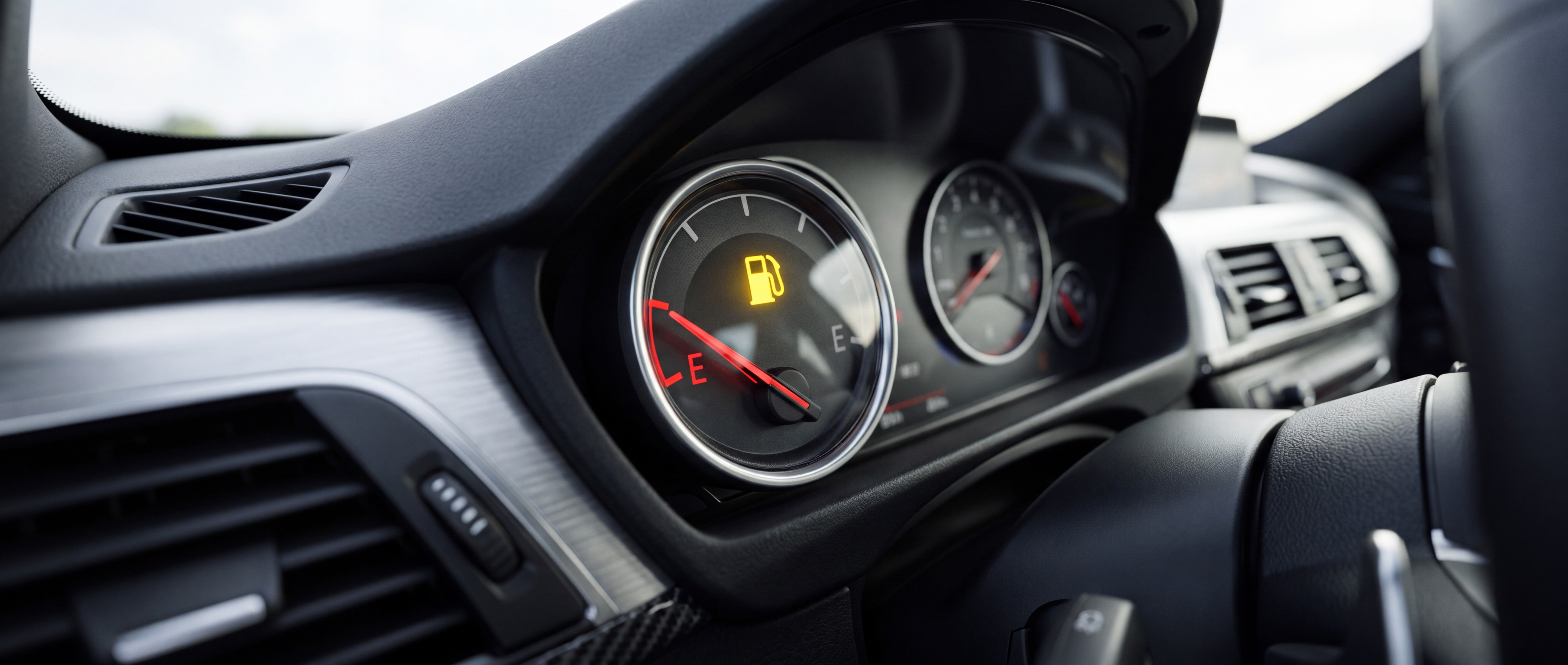 Indicador de combustible bajo en el tablero de un auto