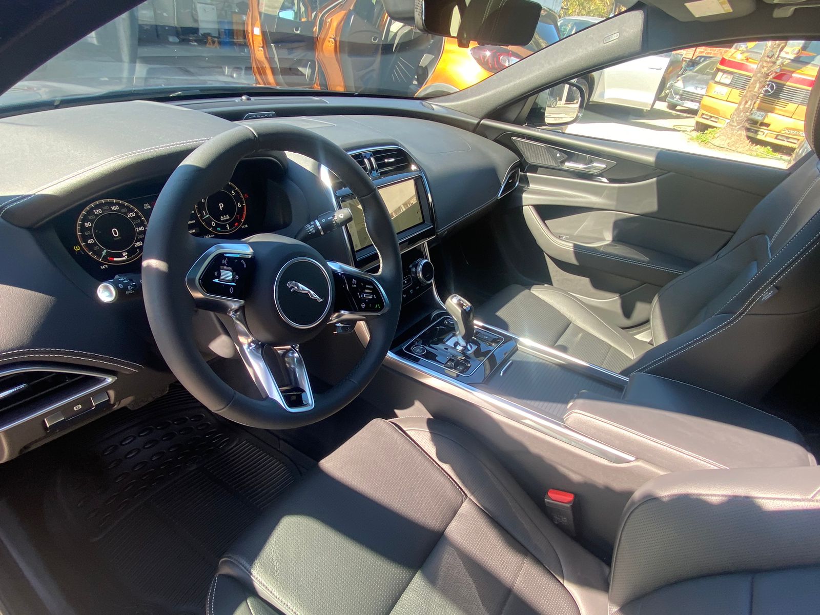 Jaguar Xe — foto 5 de 6