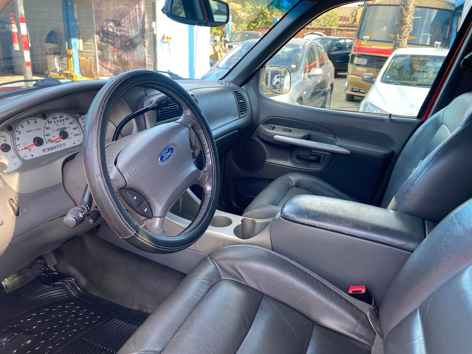 Ford Explorer — foto 5 de 12