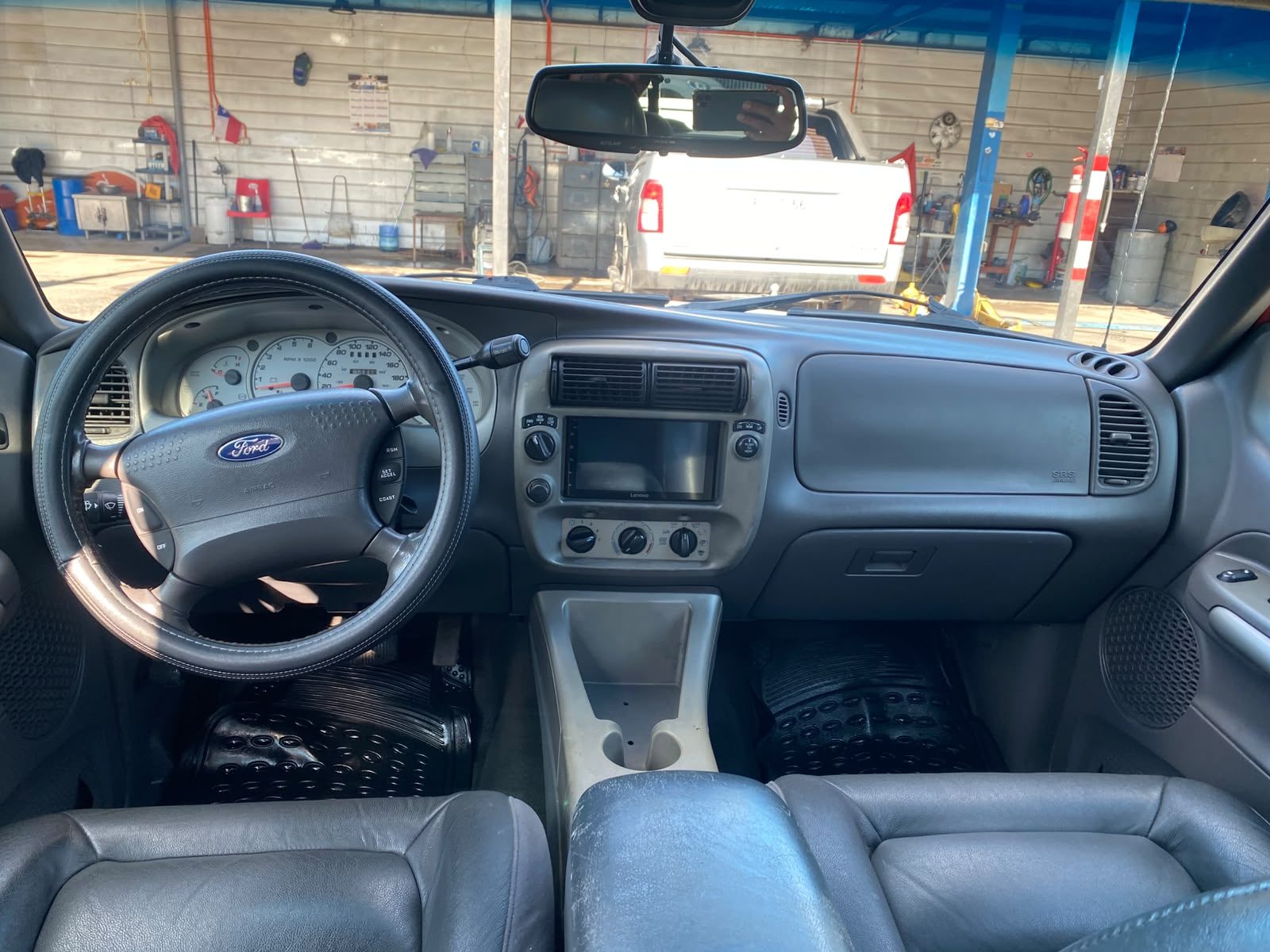 Ford Explorer — foto 8 de 12