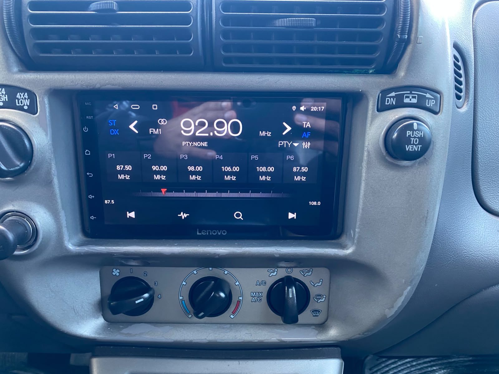 Ford Explorer — foto 2 de 12