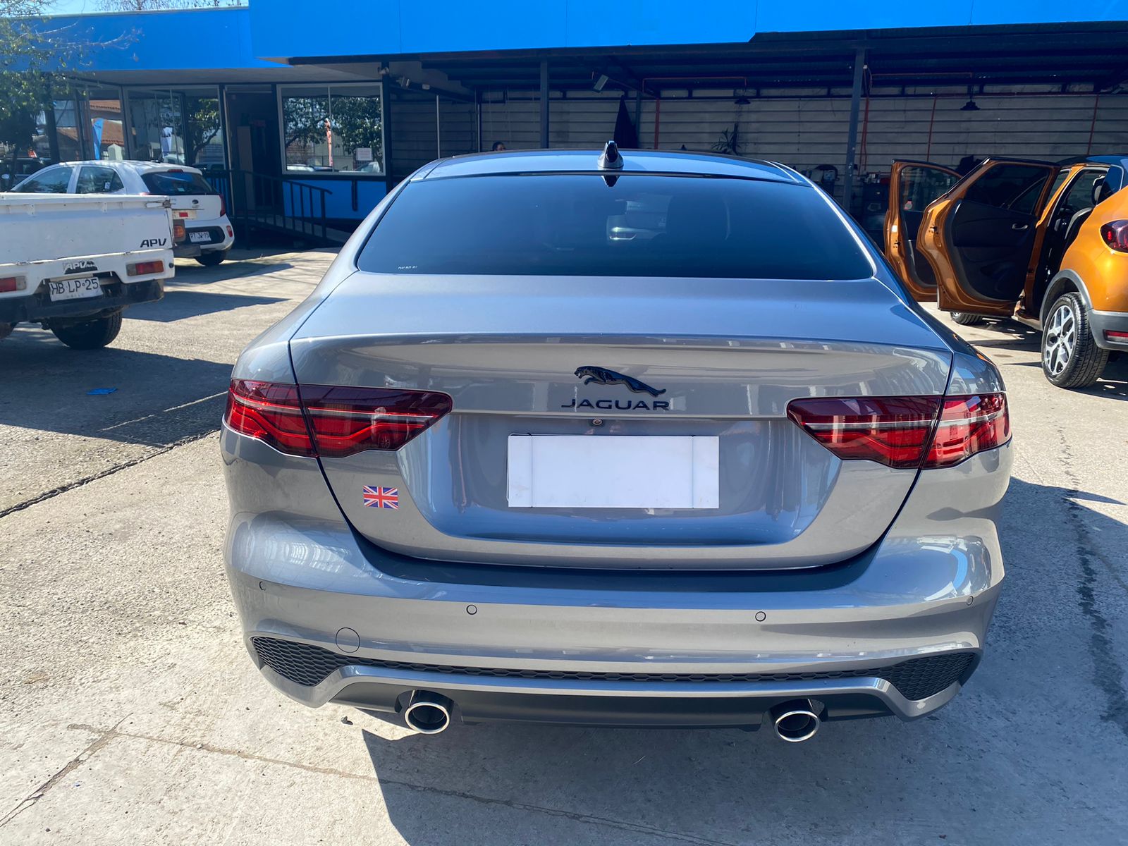 Jaguar Xe — foto 4 de 6