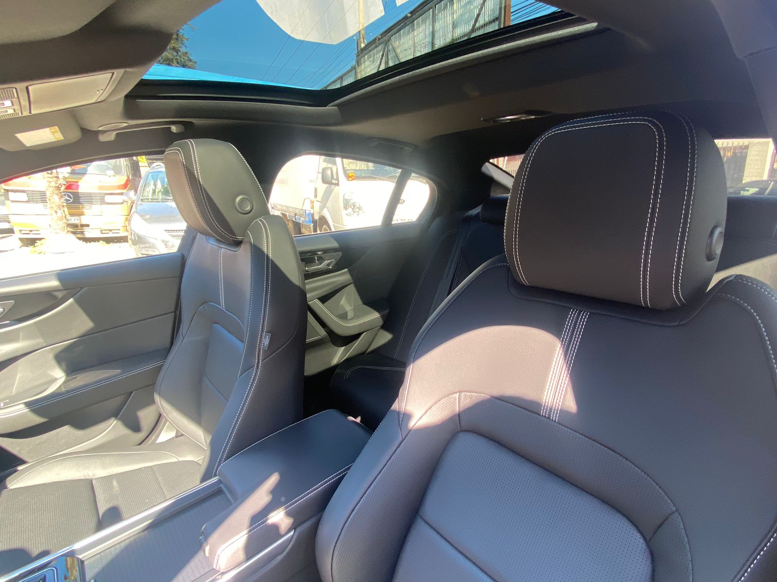 Jaguar Xe — foto 6 de 6